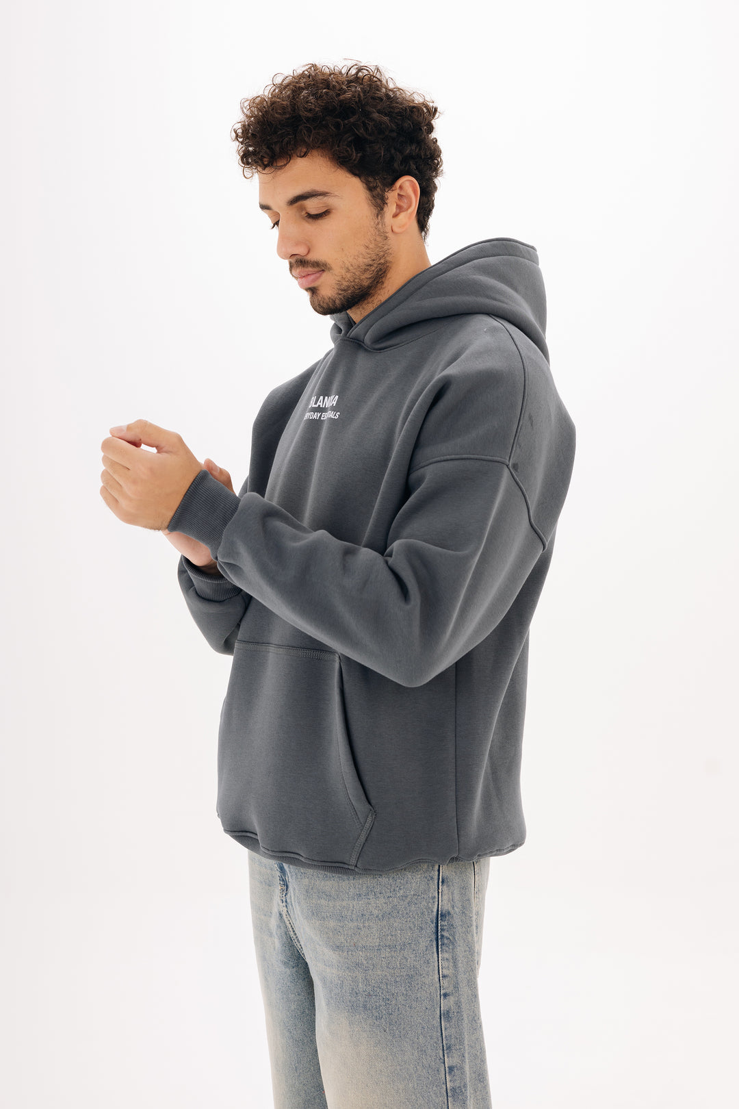Basic grey boxy hoodie front view on modelBasic grey hoodie back view on modelUnisex essential hoodie in grey ? Blancka